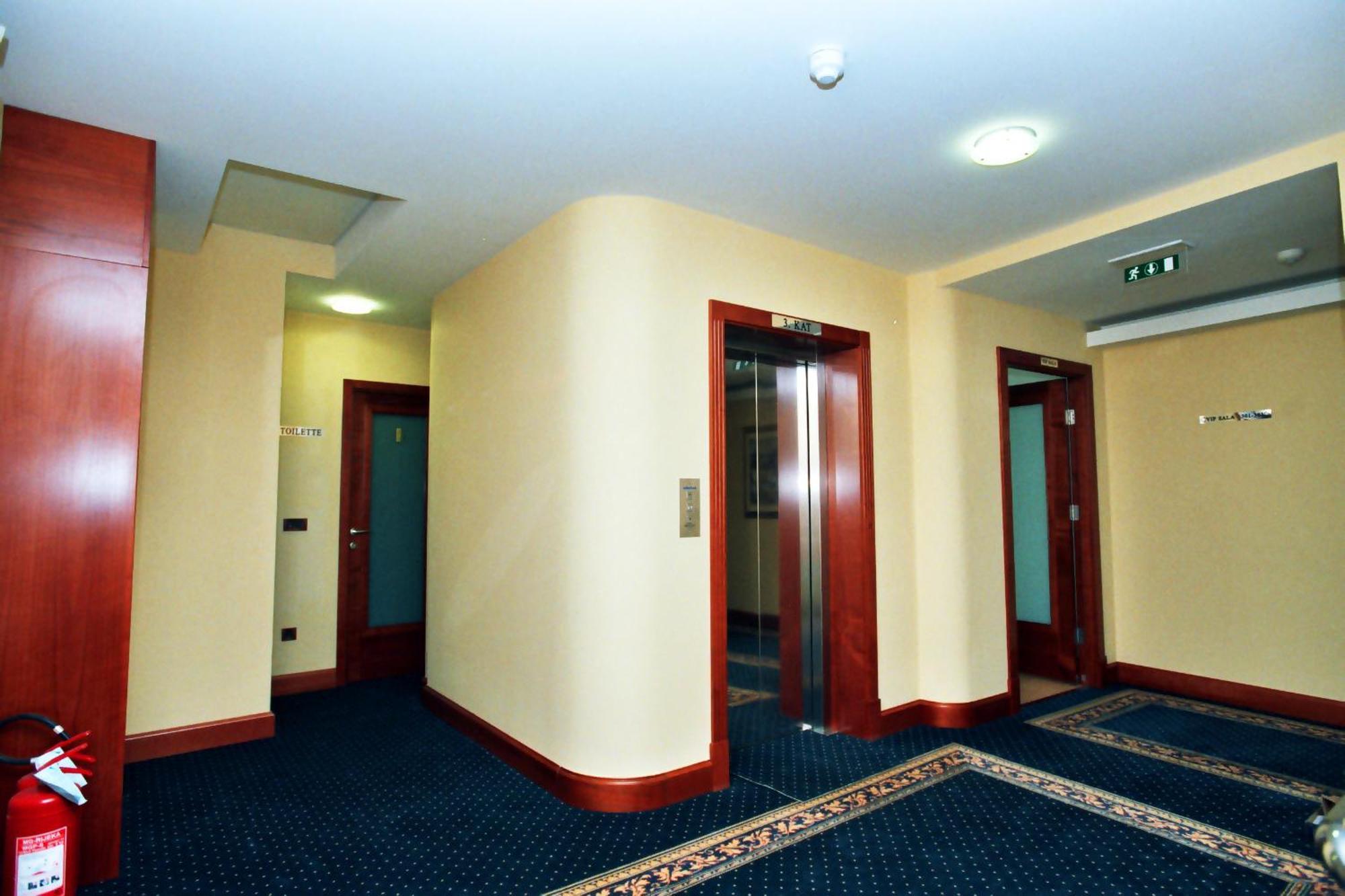 Hotel Savus สลาวอนสกีบรอด ภายนอก รูปภาพ