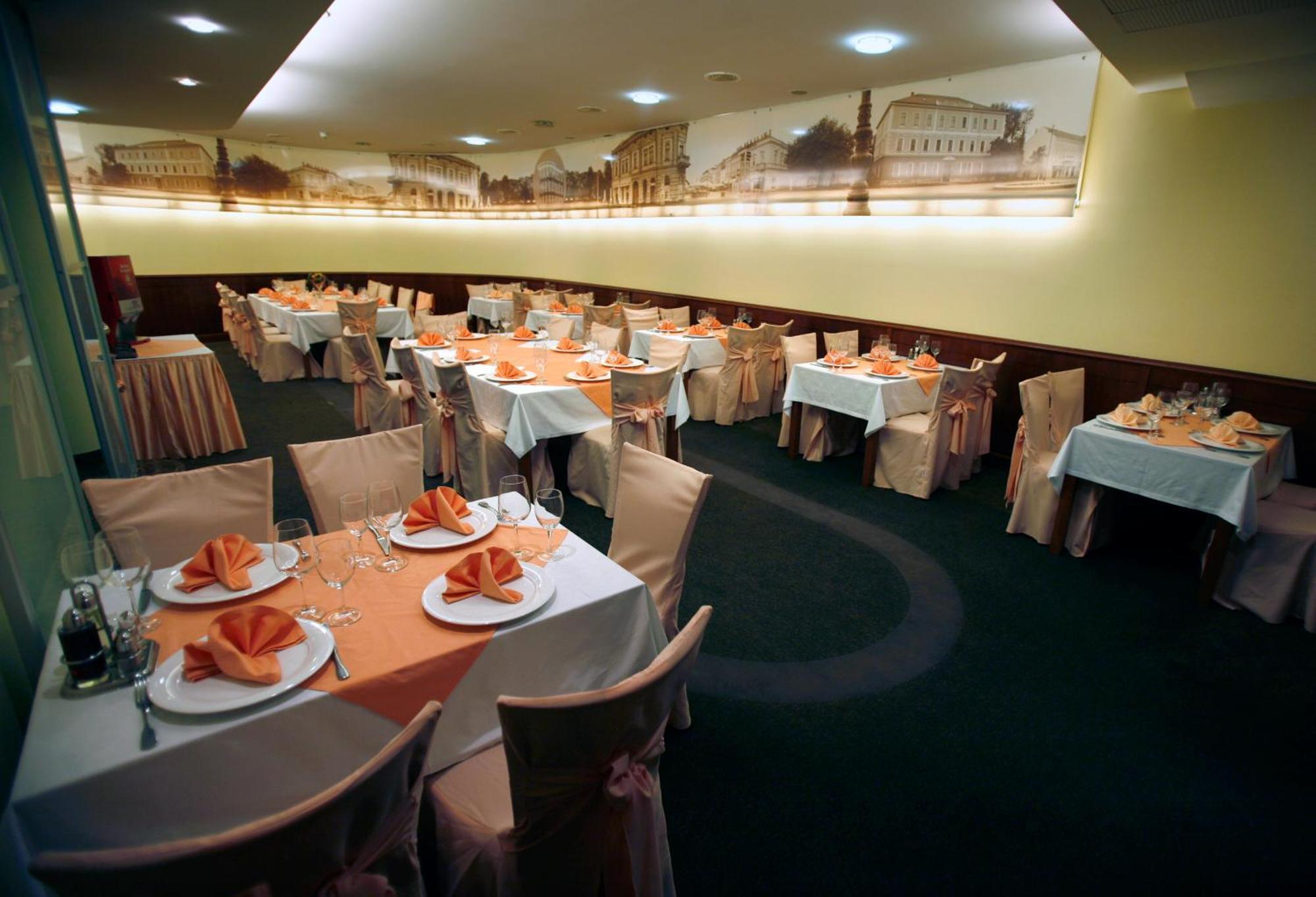 Hotel Savus สลาวอนสกีบรอด ภายนอก รูปภาพ