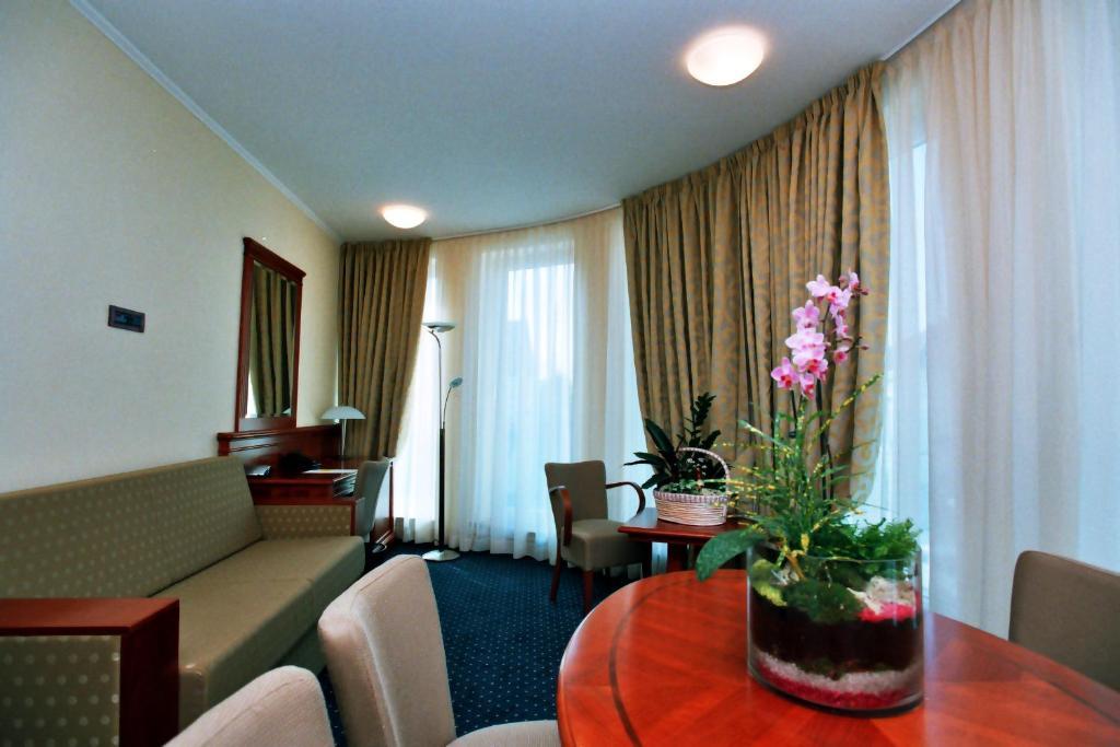 Hotel Savus สลาวอนสกีบรอด ภายนอก รูปภาพ
