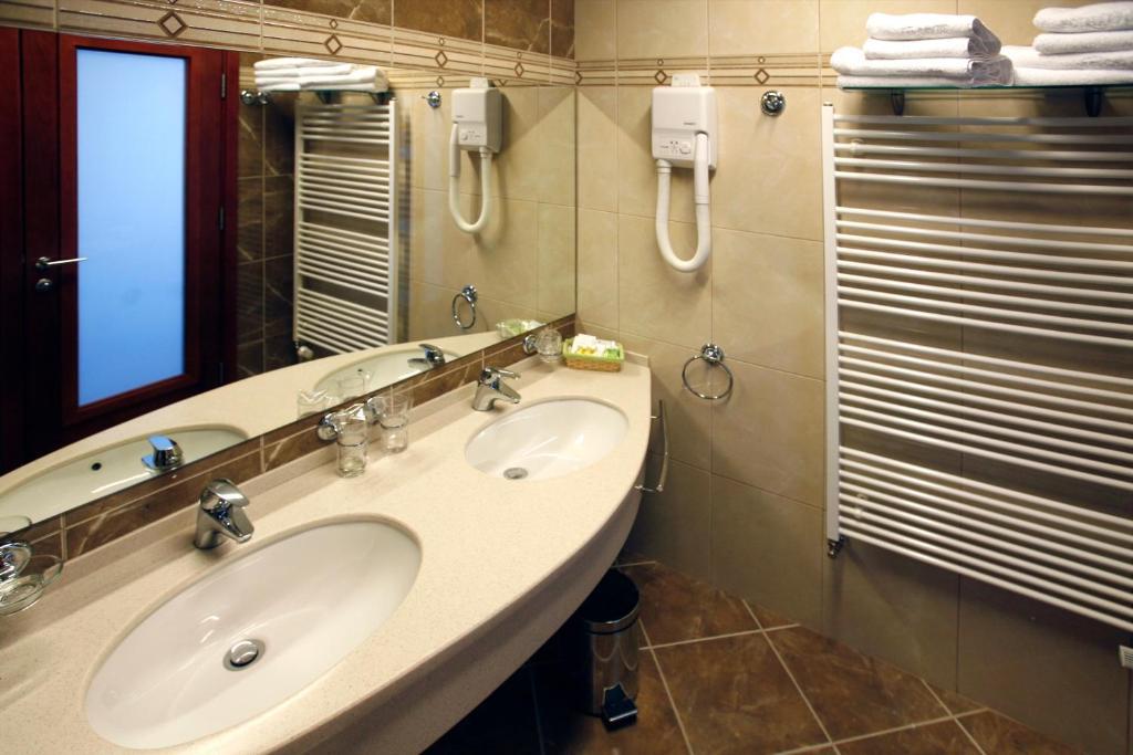 Hotel Savus สลาวอนสกีบรอด ภายนอก รูปภาพ