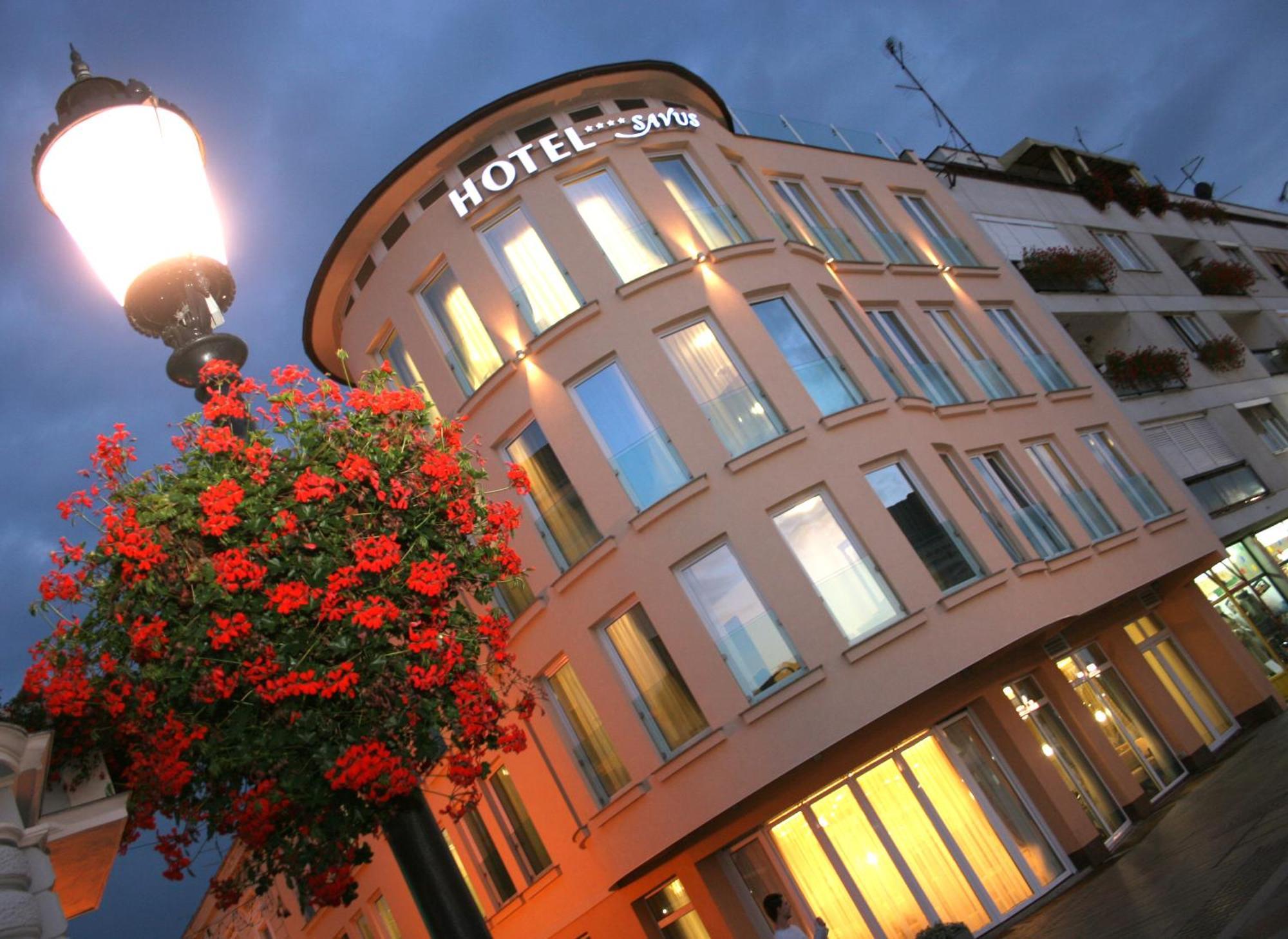 Hotel Savus สลาวอนสกีบรอด ภายนอก รูปภาพ